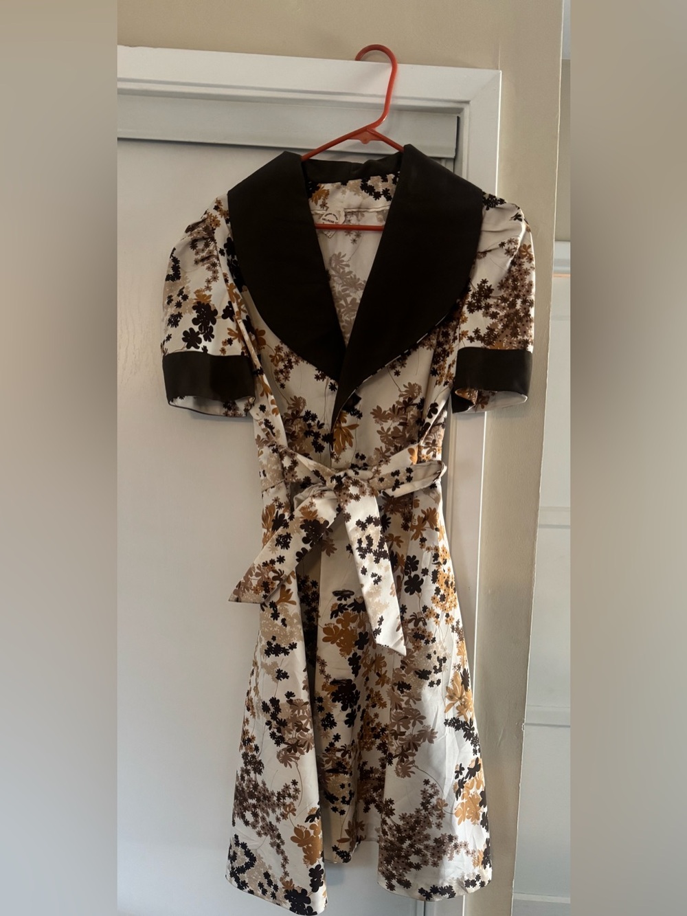 Vintage Floral Tie-Waist Short Sleeve Dress with Contrast Collar